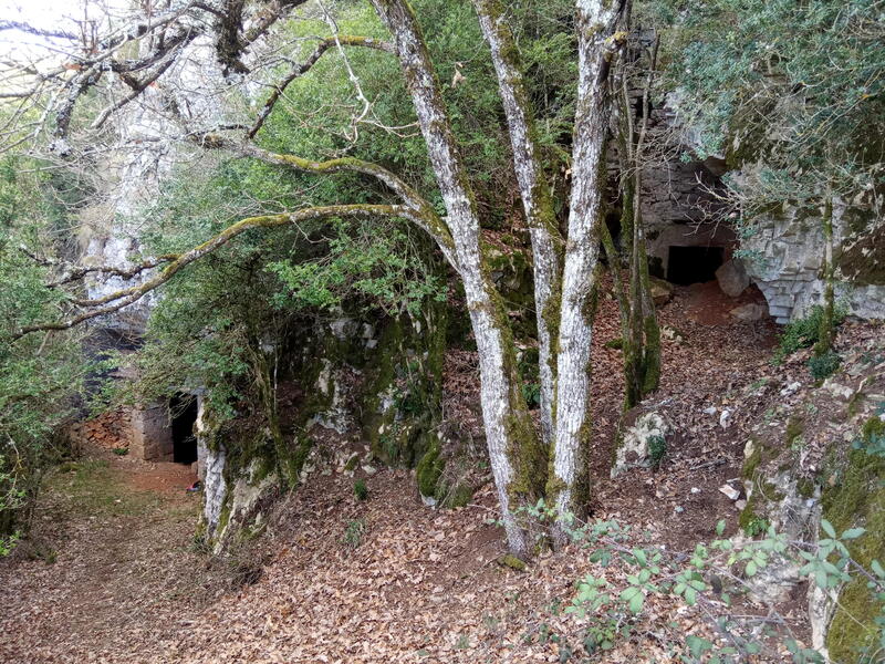 Les 2 entrées de la grotte d'Issis