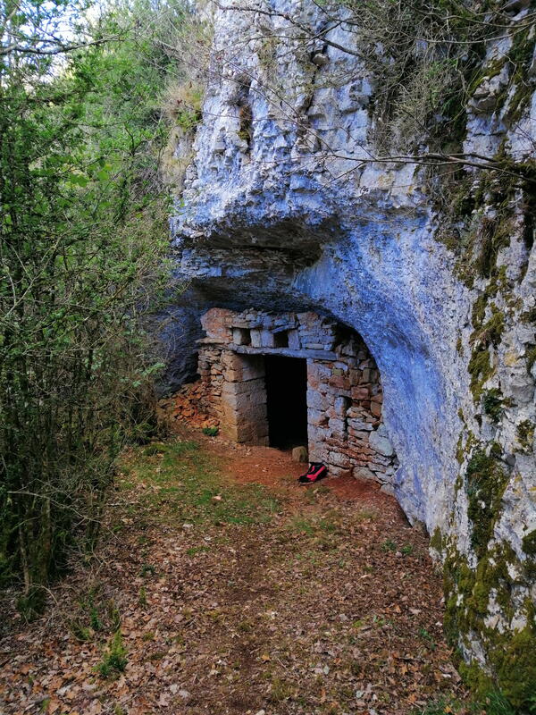 L'entrée principale de la grotte d'Issis